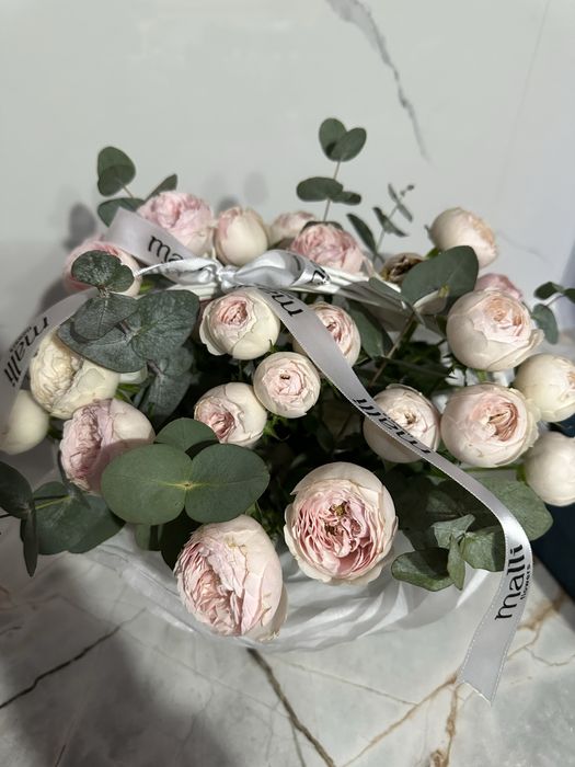 пионовидные розы в корзине