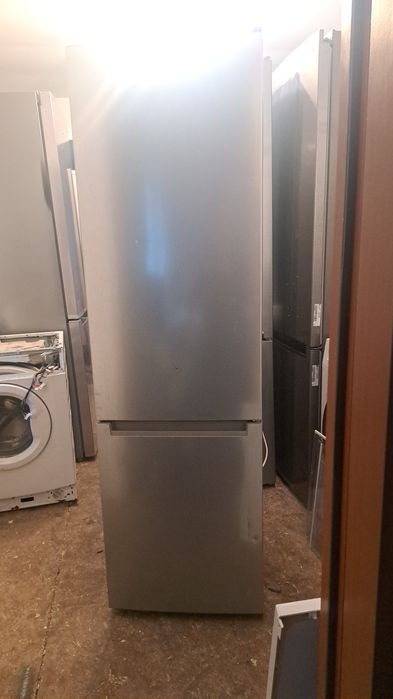 Vând frigider cu congelator