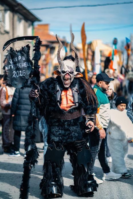 крампус маска светеща