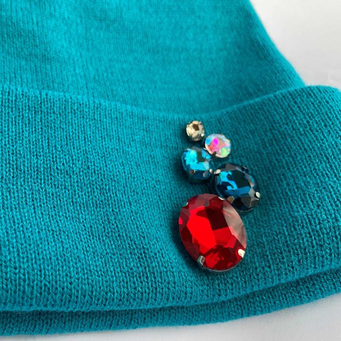 Уникална шапка с цветни кристали