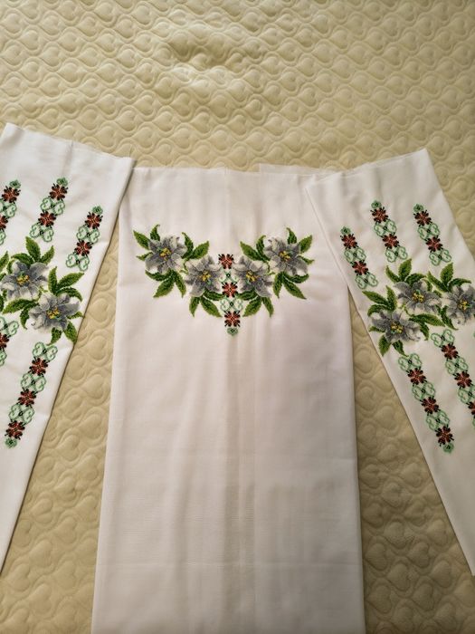 Ie cu margele cusută la mâna