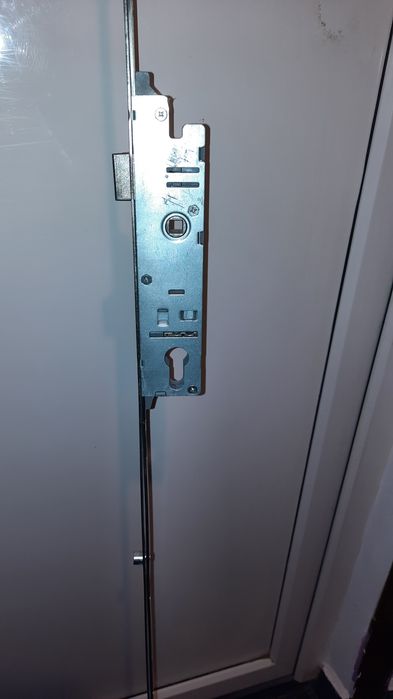 Broasca cu tija închidere multipunct pentru uși pvc.