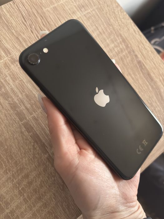Продам Iphone SE 2020 64gb