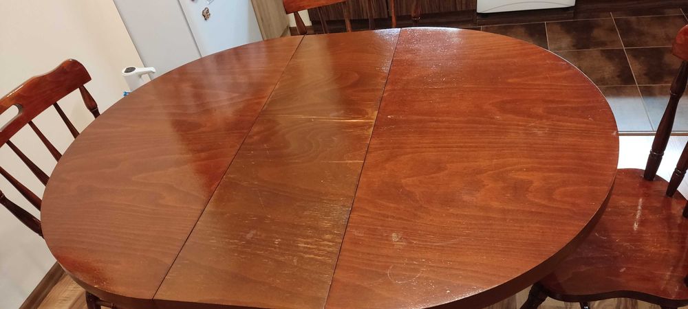 Трапезна маса с четири стола.