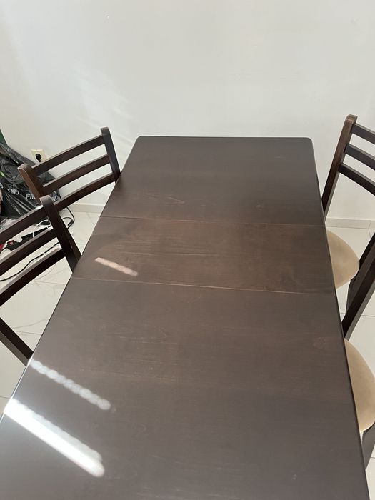 Кухненска маса плюс 4 броя столове.