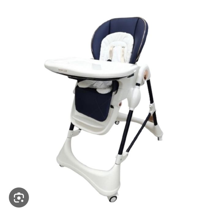 Детская кроватка, стульчик для кормления и два ведосипеда