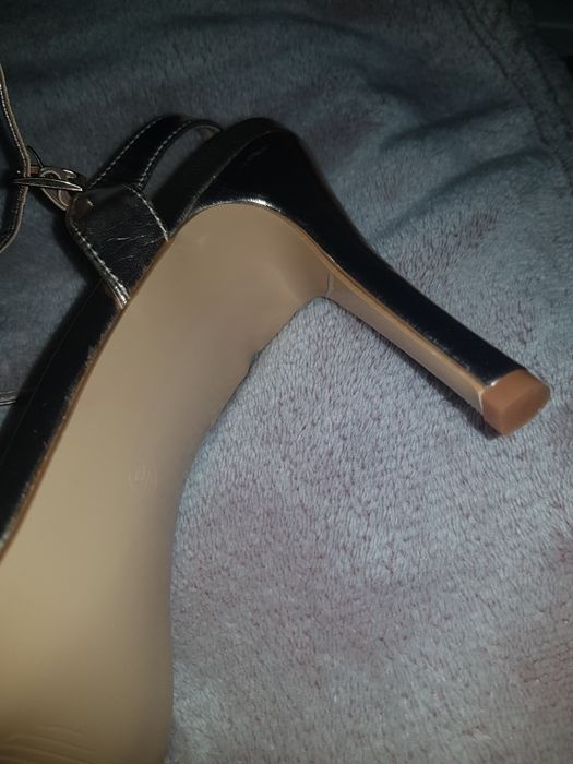 Sandale toc subțire aurii