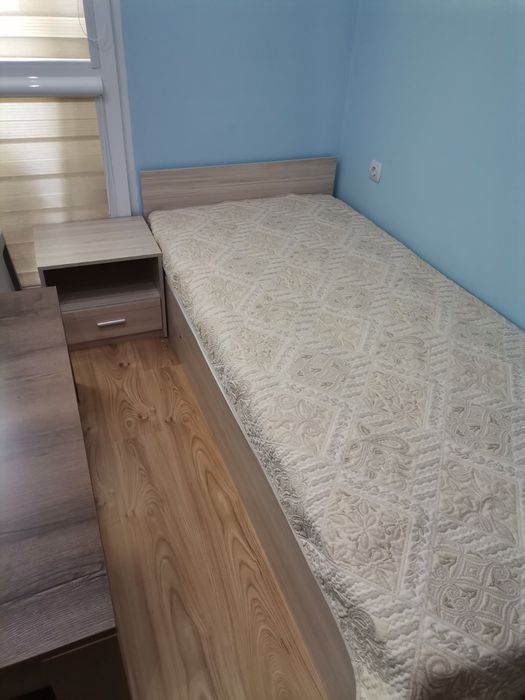 2 легла като нови и нощни шкафчета