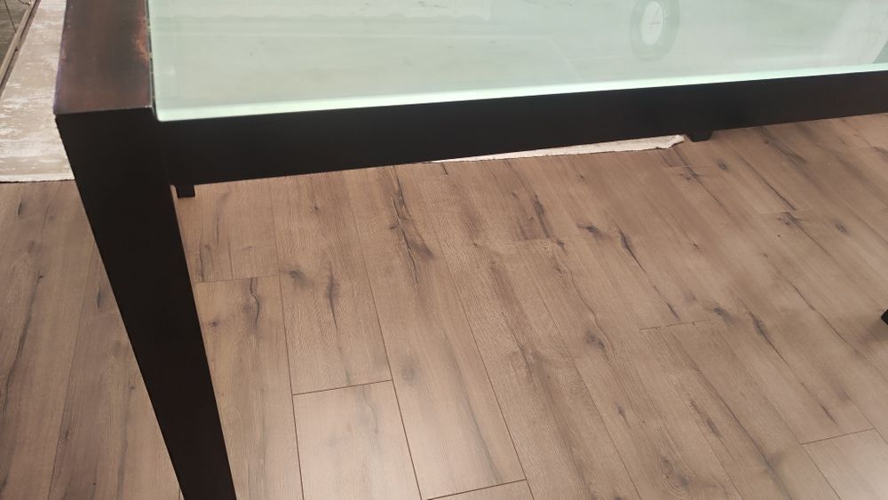 Продавам холна маса от дърво със закалено стъкло