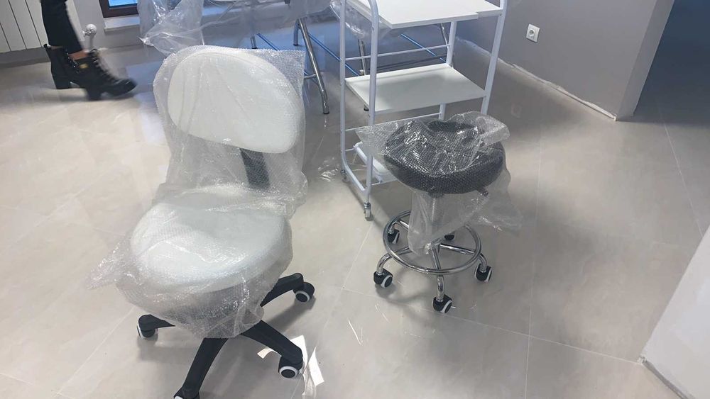 Козметичен стол - табуретка с облегалка FM28 42/56 - бяла/черна