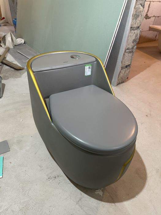 Новый унитаз не исползовылся.