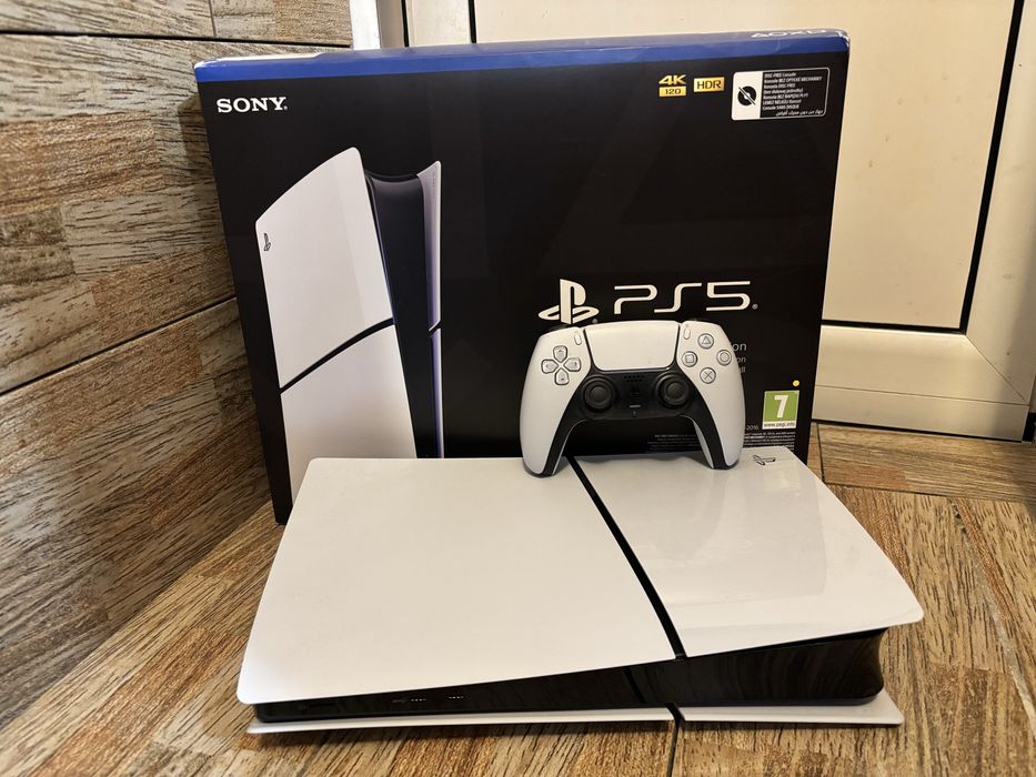 Конзолата е в отлично състояние и е все още в гаранция.