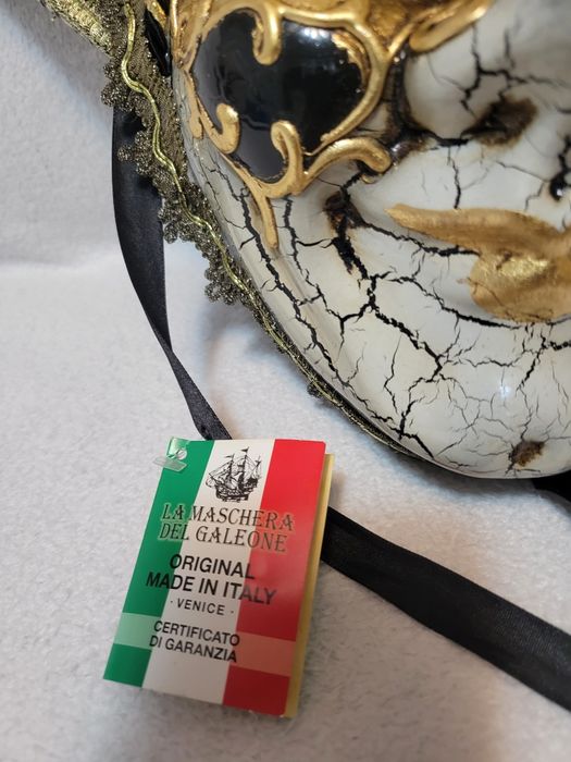 Doua masti  originale..Venezia..noi cu eticheta 300 ron bucata