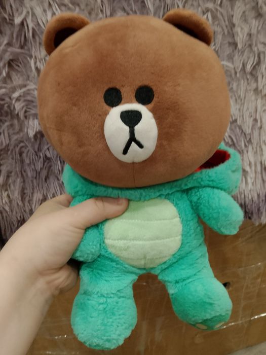 Медведь в костюме динозавра