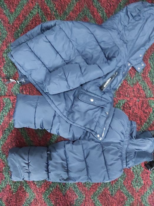 Курточки .одна пара м комбинезоном.