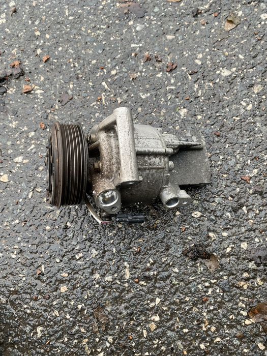 Compresor clima aer conditionat Dacia Duster Logan Sandero 2 1.5 dci