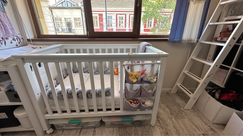 Бебешко легло с матрак и шкаф