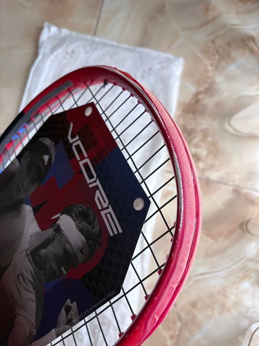 Тенис ракета Yonex VCORE GAME Scarlet (265 гр.) - идеална за юноши 10-12 г.
