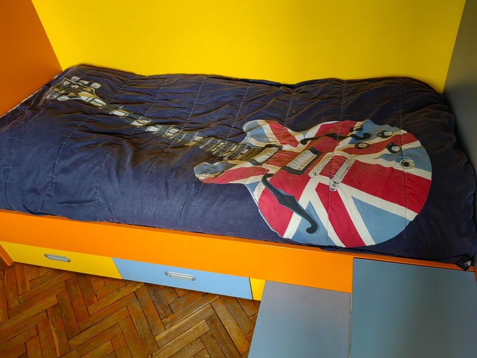 Двуетажно легло и гардероб