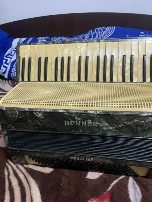 Acordeon Hohner cu 120 de basi in sita