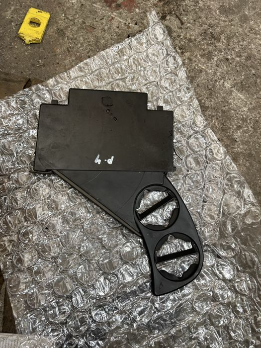 Vw passat 4 Паставка Чаши къп холдър