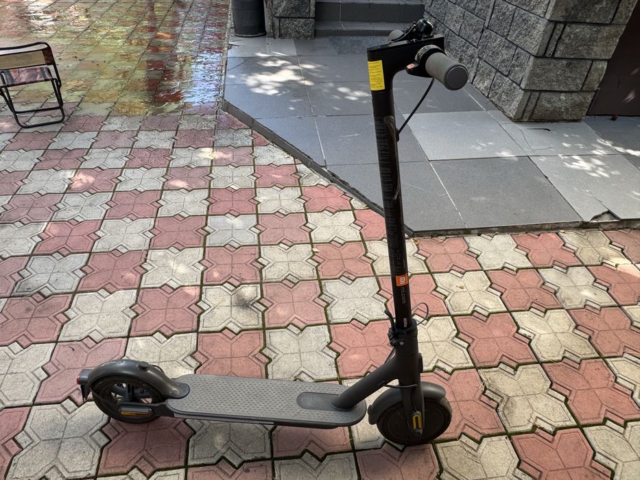 Продам электросамокат Mi Essential