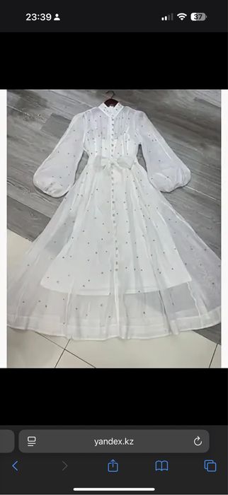 Белое платье с украшением