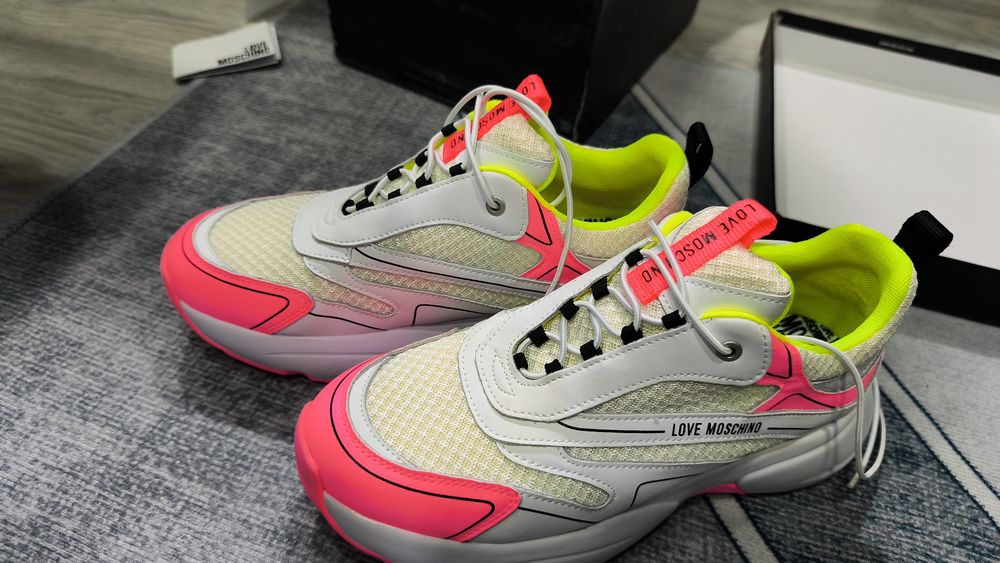 Vand adidasi dama love moschino marimea 38