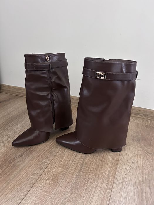 Кафяви кожени ботуши на ток