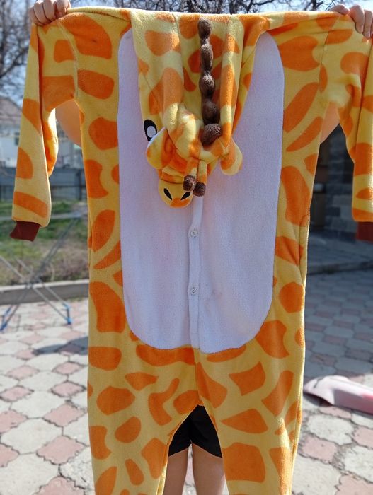 Отдам два костюма