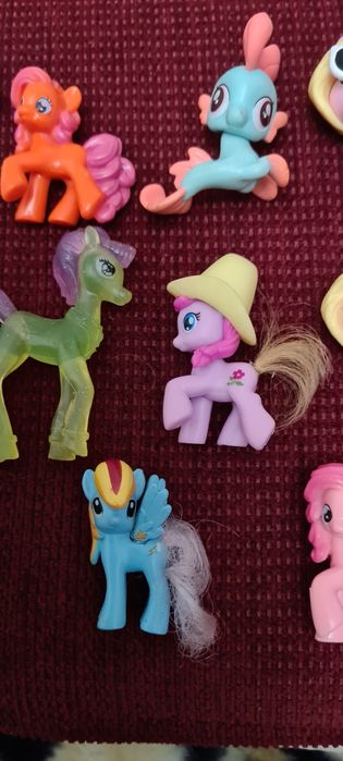 Продаются киндер-игрушки лошадки.