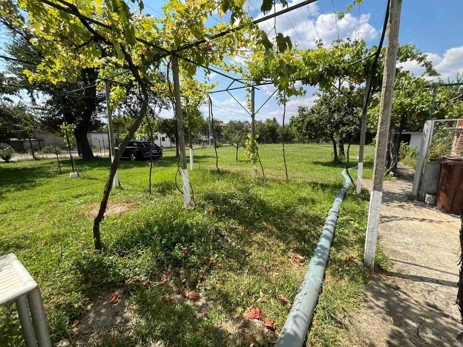 Къща с 3 спални и двор 1400 кв.м. за продажба близо до Казанлък
