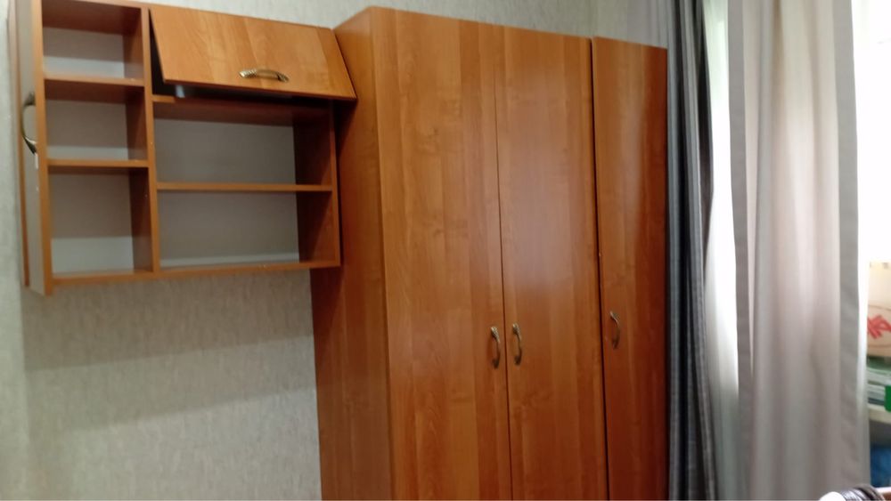 Продам шкаф с настенной полкой