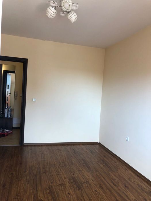 Двустаен под наем, Изток