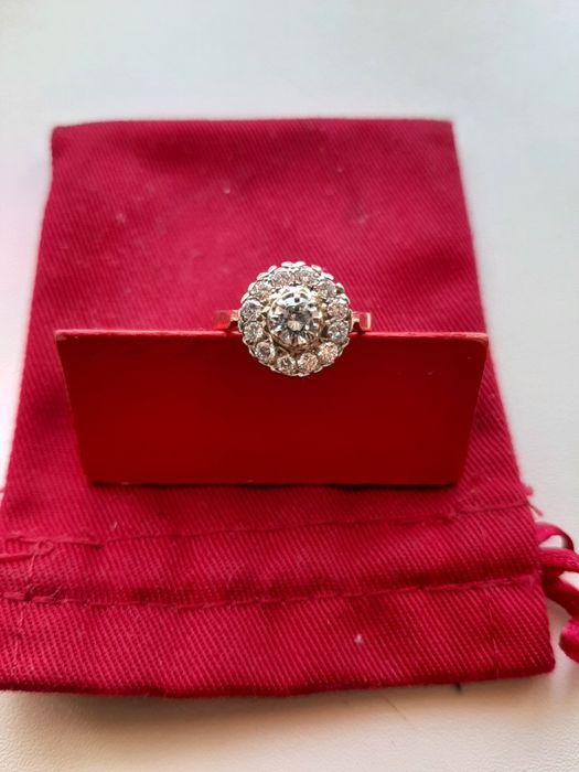 Продам кольцо с брилиагтами.