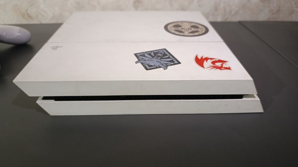 PlayStation 4 500GB + 10 игри  Профилактиран 
Продавам PS4 Fa