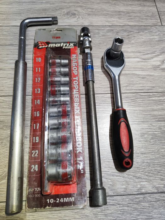 Продам набор ключей и лобзик.