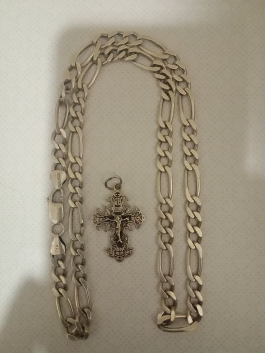 Серебряная цепь и крест