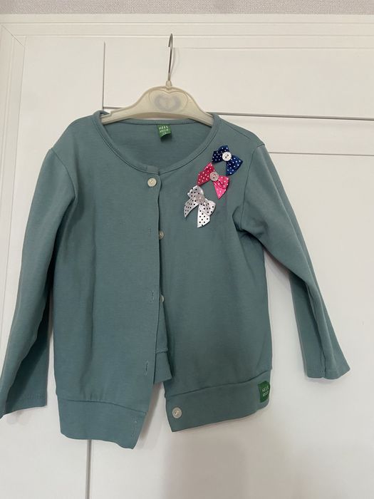 Продаются платья, кофты на девочку