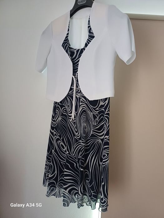Rochie moderna cu blazer.