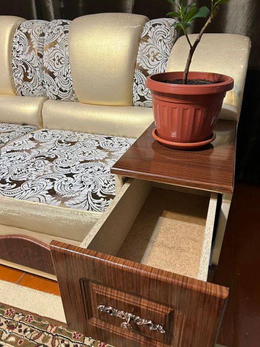 Диван-уголок.