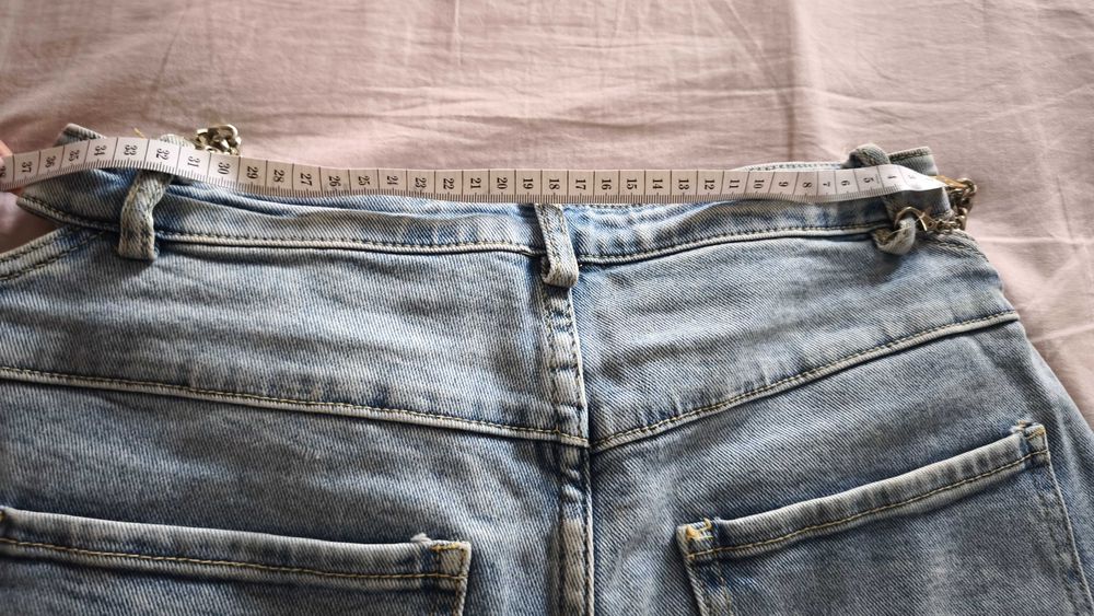 Къси панталони с изрязан ефект на талията и синджир Л