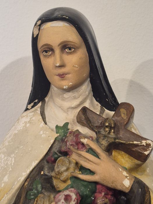 Statuetă catolică veche Sfânta Tereza de Lisieux, din ipsos, de la începutul secolului al XX-lea