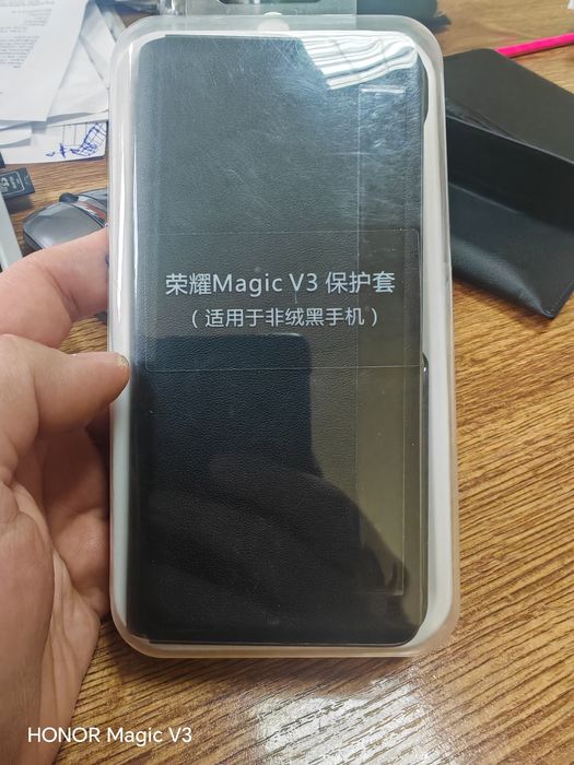 Продавам смарт калъф за Honor Magic V3