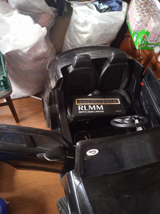 Vând mașinuță electrica culoare negru