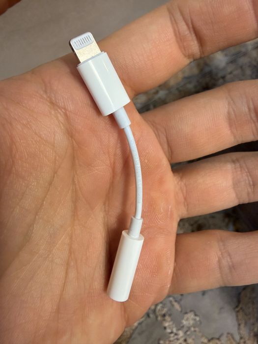 Адаптер Apple Lightning to Headphone Jack
