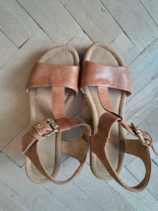 Продавам дамски сандали от естествена кожа!