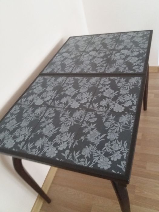 Стол обеденный кафельный.