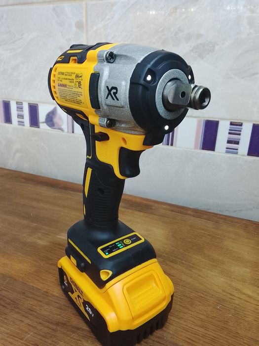 Impact pentru înșurubat DCF880 cu o baterie de 6a Nou