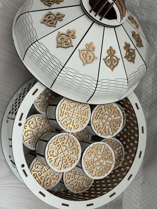 Тойбастары с шкатулками